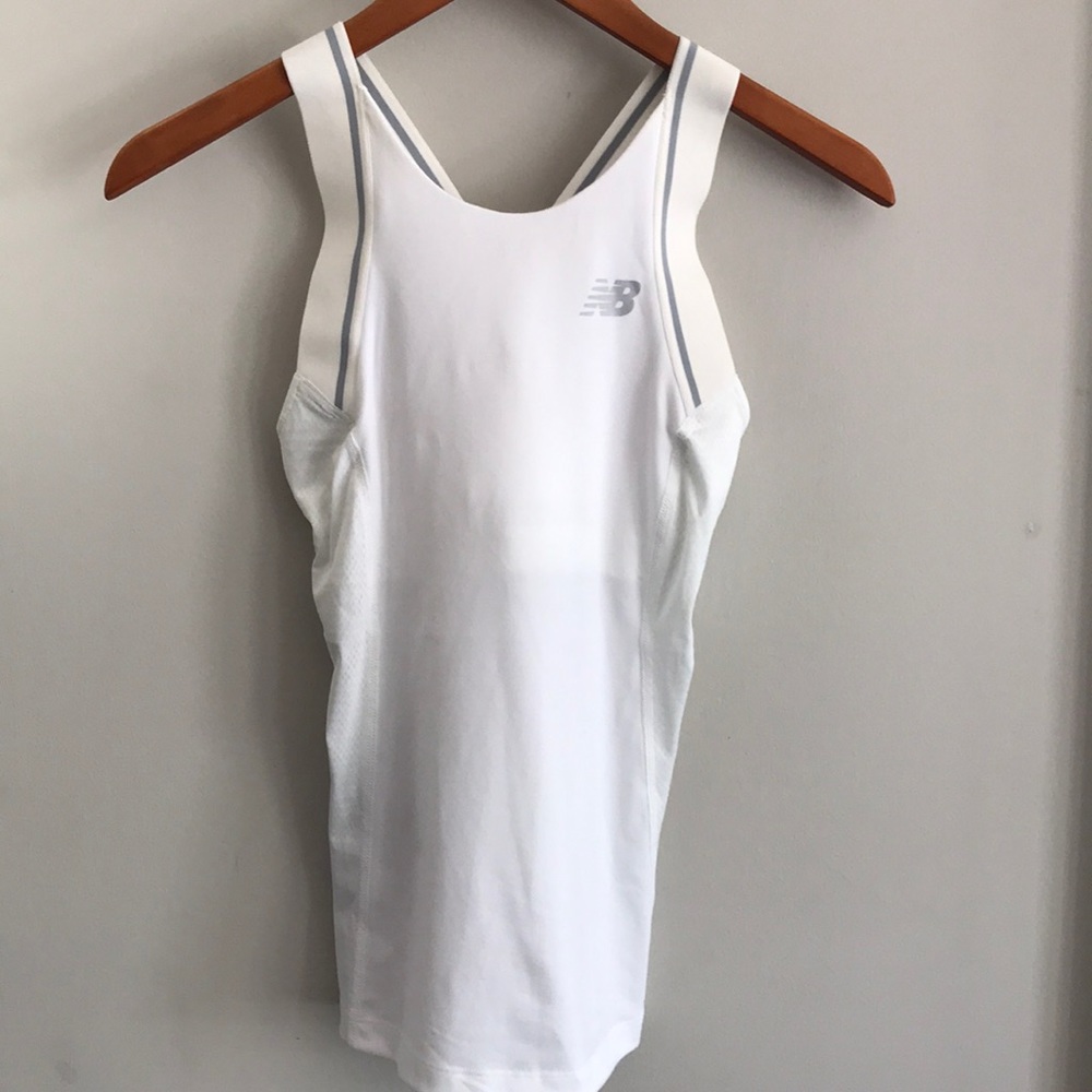 New Balance top